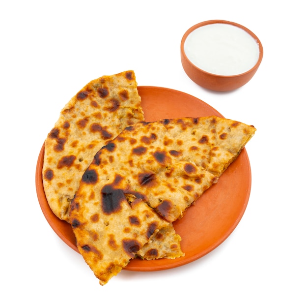 Photo indian breakfast dish aloo paratha served with curd on white background