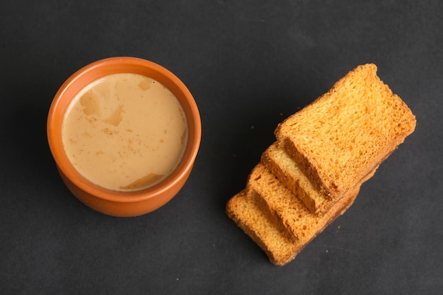 Colazione indiana. tè e fette biscottate su sfondo bianco.