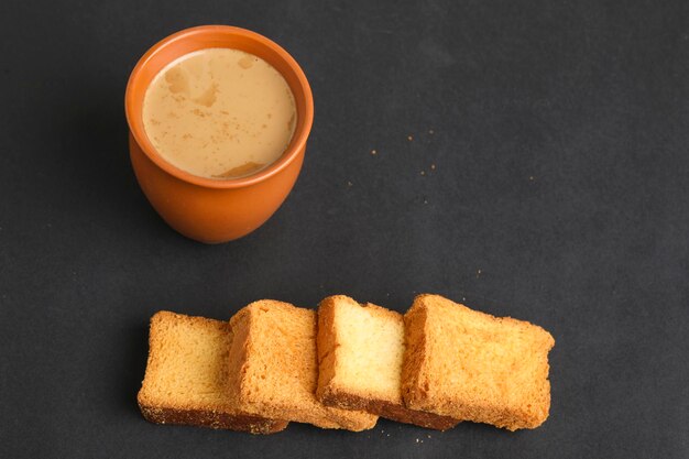 インドの朝食。白い背景の上のお茶とラスク。