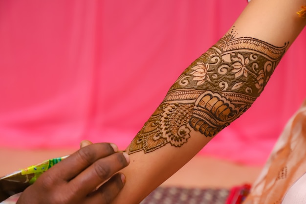 Mehandi 디자인 인도 신부의 손