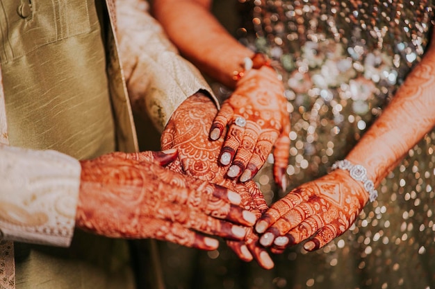 Photo indian bride and groom hand with henna showing their engagement ring