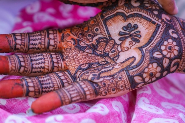 Photo indian bride showing her mehndi and ring in indian wedding