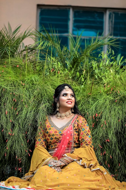 아름다운 얼굴을 가진 전통적인 렝가와 보석을 착용한 인도 신부