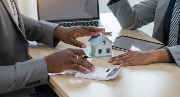 Photo indian businessman is having a discussion with an african american real estate agent