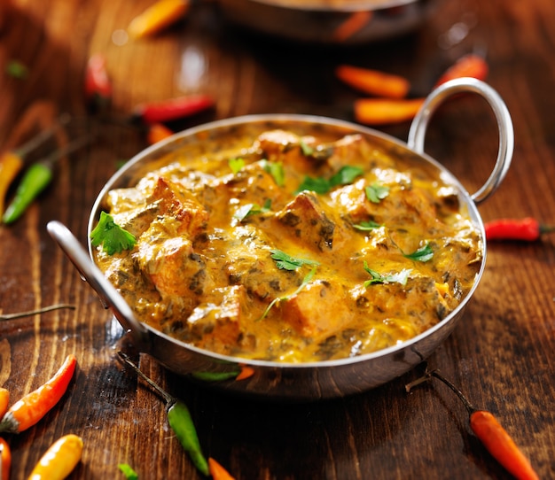 Photo indian chicken curry in a balti dish