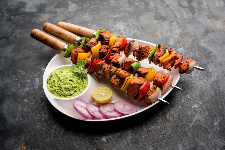 Photo indian chicken tikka kebabs, marinated in spices and yogurt and roasted in tandoor