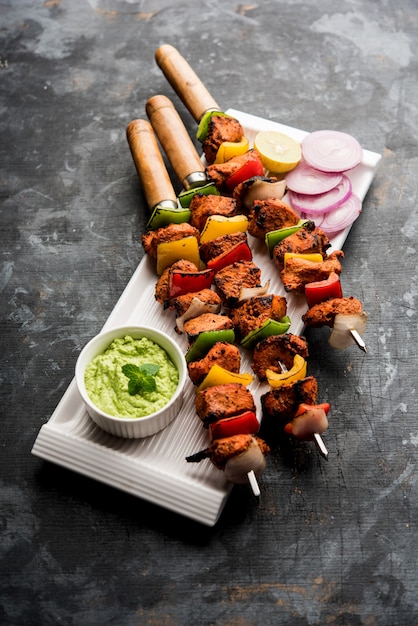 Photo indian chicken tikka kebabs, marinated in spices and yogurt and roasted in tandoor