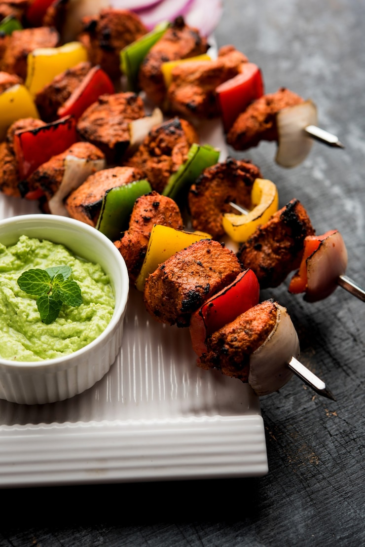 Photo indian chicken tikka kebabs, marinated in spices and yogurt and roasted in tandoor