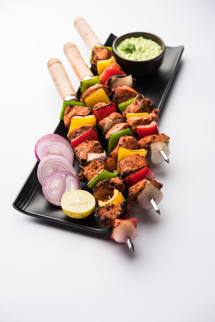 Photo indian chicken tikka kebabs, marinated in spices and yogurt and roasted in tandoor