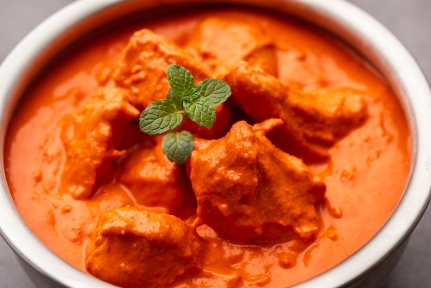 그릇에 인도 치킨 Tikka masala.