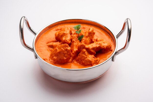 그릇에 인도 치킨 Tikka masala.