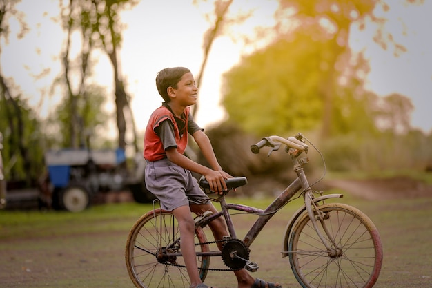 インドの子供の自転車で、屋外で遊ぶ