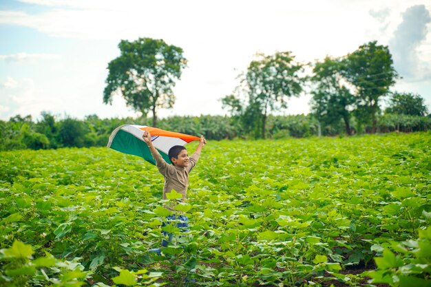 インドの独立記念日または共和国記念日を祝うインドの子供