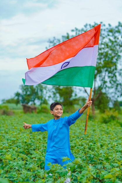 インドの独立記念日または共和国記念日を祝うインドの子供