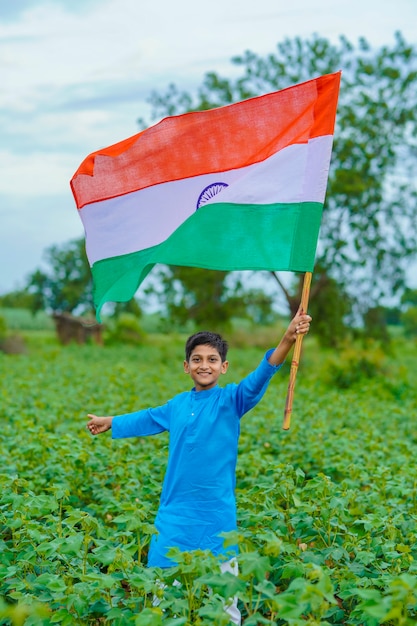 インドの独立記念日または共和国記念日を祝うインドの子供