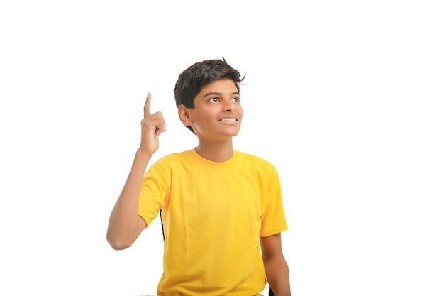 Bambino indiano che dà espressione su sfondo bianco