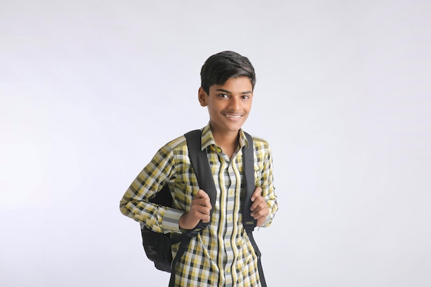 Индийский студент колледжа с выражением лица на белом фоне