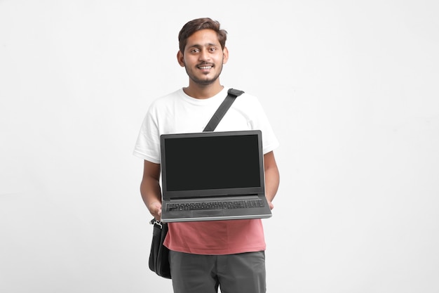ノートパソコンの画面を表示しているインドの大学生