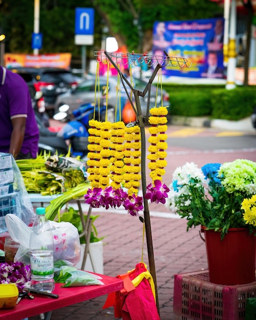 Photo indian colorful flower garlands for sales during deepavali or diwali festival