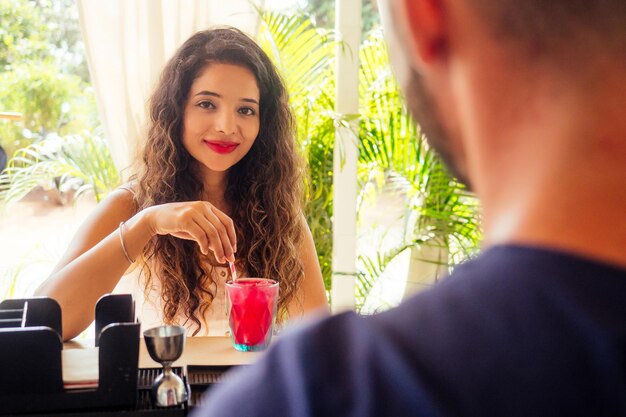 Foto le coppie indiane che mangiano nel caffè tropicale d'estate si concentrano sulla ragazza