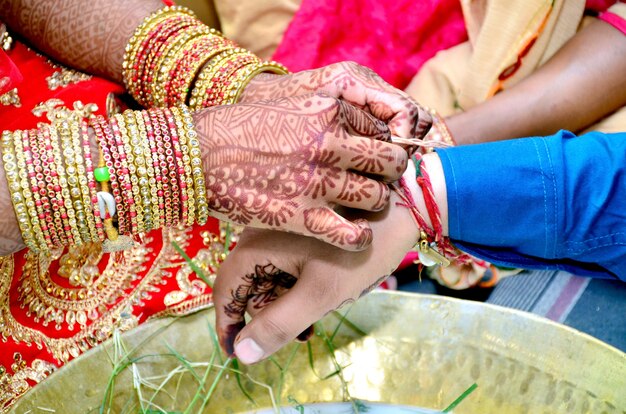 인도의 결혼식에서 링 낚시 게임을 하는 인도 커플