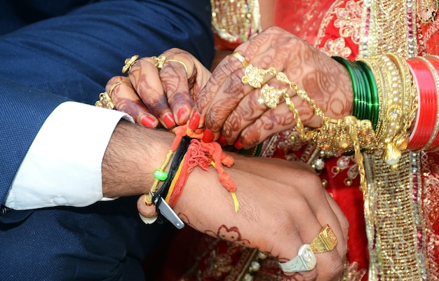 Foto coppia indiana che gioca a ring fishing durante la cerimonia di nozze dell'india