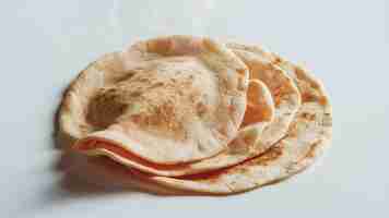 Photo indian cuisine chapati on white background