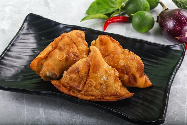 Photo indian cuisine fries crispy samosa