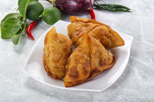 Foto cucina indiana patatine fritte samosa croccante