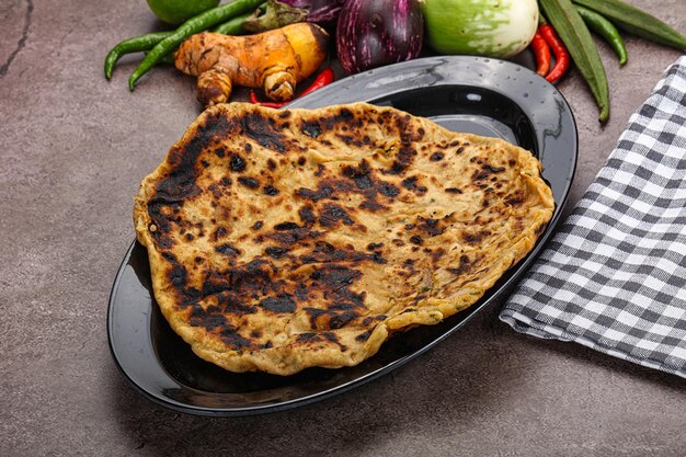 Foto cucina indiana ripiena di aloo paratha