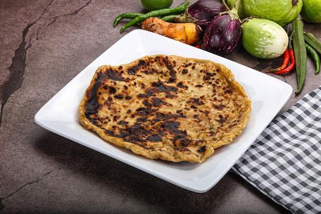 Photo indian cuisine stuffed aloo paratha