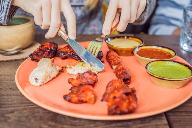 インド料理鋳鉄調理器具で有名なインドのマトンまたはラムカレー料理セレクティブフォーカス写真