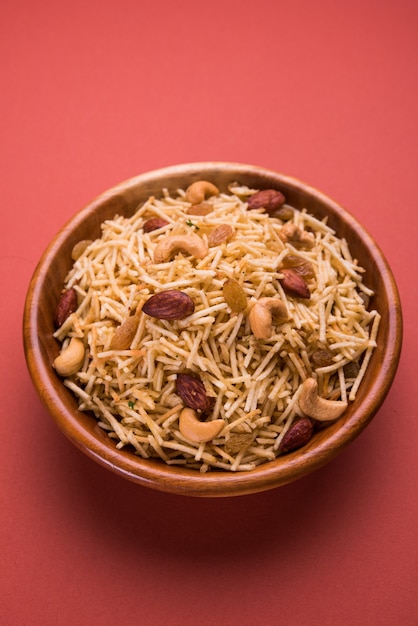 인도의 튀김 Falahari chivda는 Fasting 또는 Upwas chiwada로도 알려져 있으며 Navaratri 또는 모든 힌두교 vrat를 위해 감자와 건조 과일을 사용하여 만든 것입니다. 나무 그릇에 담았습니다. 선택적 초점