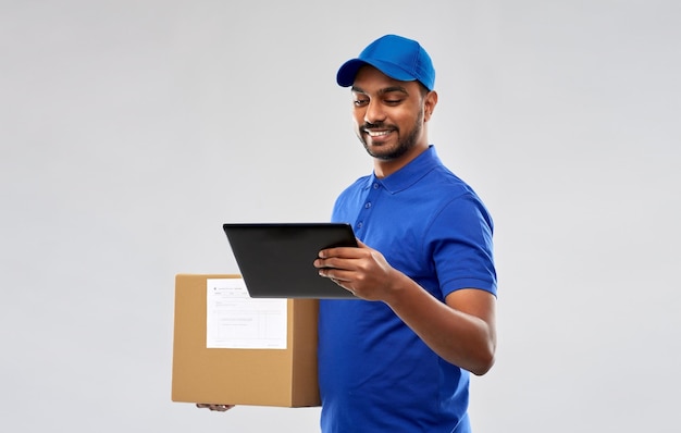 Photo indian delivery man with tablet pc and parcel box