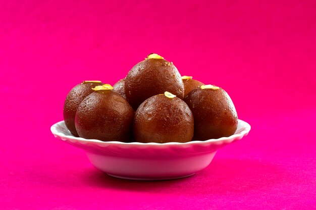 Photo indian dessert gulab jamun in white bowl