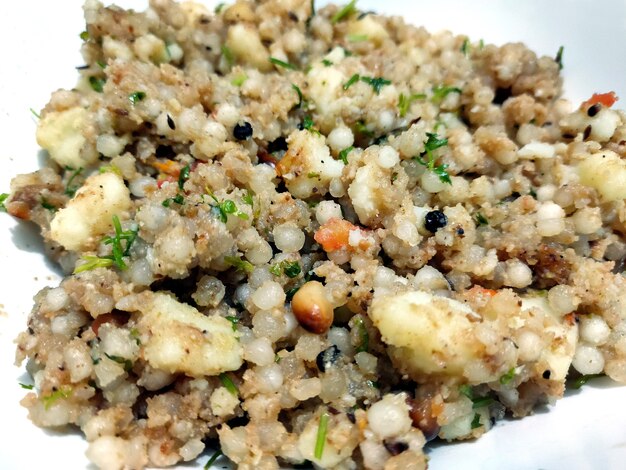 사부다나 키치디(Sabudana khichdi)라고 불리는 사고로 만든 인도 요리.