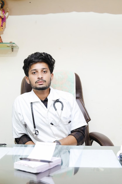 Photo indian doctor in office happy young and smart doctor