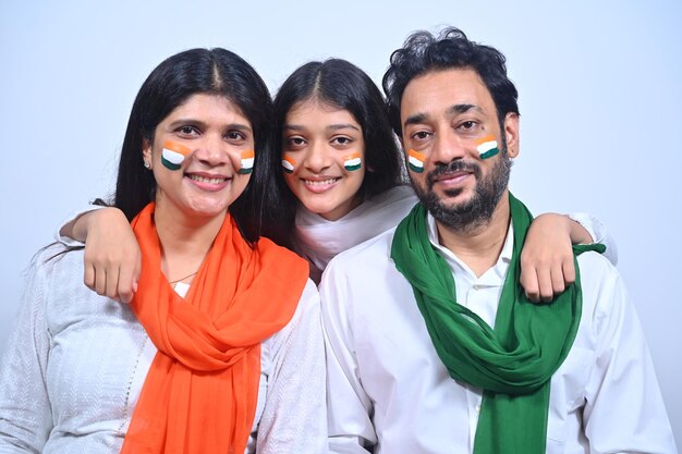 Photo indian family celebrating independence day of india