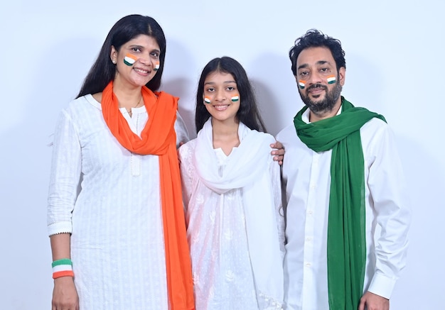 Photo indian family celebrating independence day of india