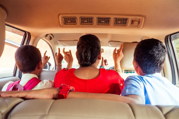 インドの家族の歌の歌は自動車で旅行を楽しむ