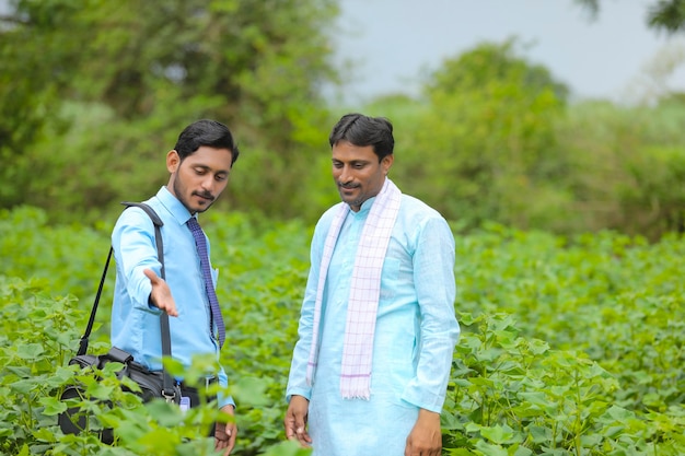 インドの農民が農場で農学者と話し合い、いくつかの情報を収集している
