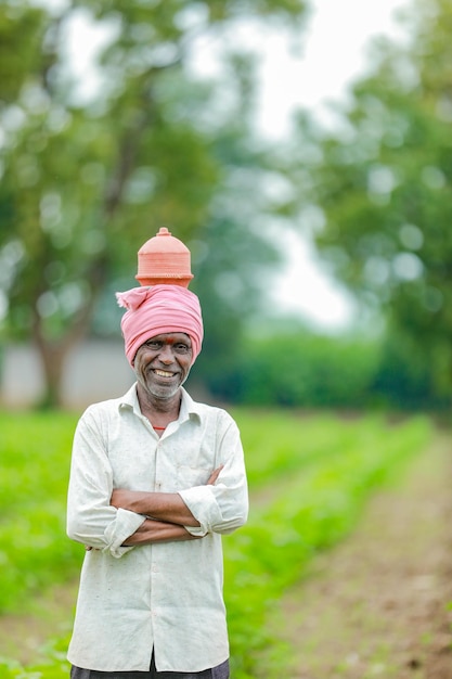 저장 개념 행복 가난한 농부를 손에 들고 인도 농부