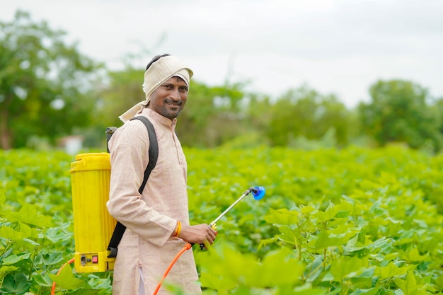 綿花畑で農薬を散布するインドの農民。