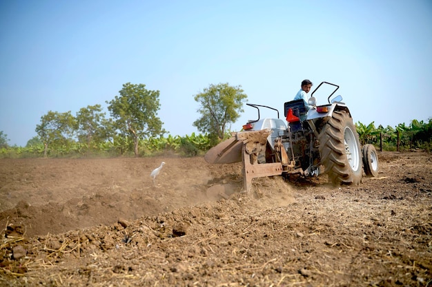 농업 분야에서 트랙터와 함께 일하는 인도 농부.
