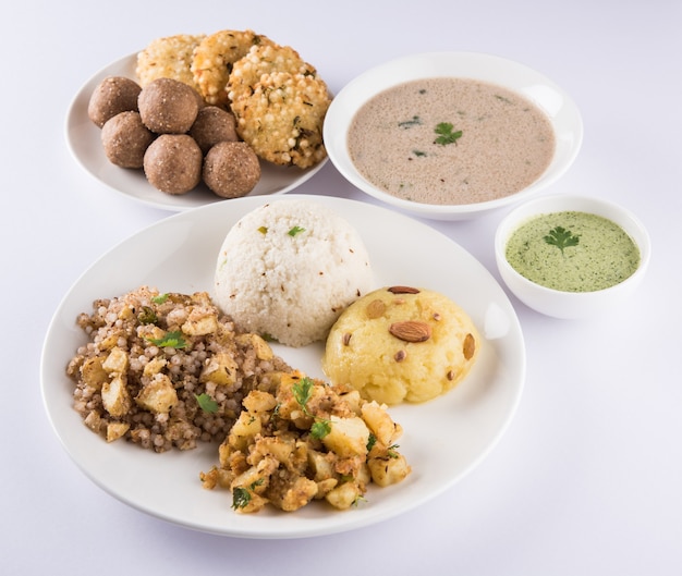 Navratri, Maha Shivratri 또는 Ekadasi 또는 Chaturthi 또는 Gauri vrat를위한 인도 단식 조리법 또는 Upwas 음식. 화려하거나 나무 배경 위에 세라믹 그릇에 제공됩니다. 선택적 초점