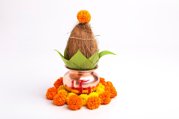 写真 インドのお祭りakshayatritiyaコンセプト：ココナッツと花の装飾と葉の装飾的なカラッシュ