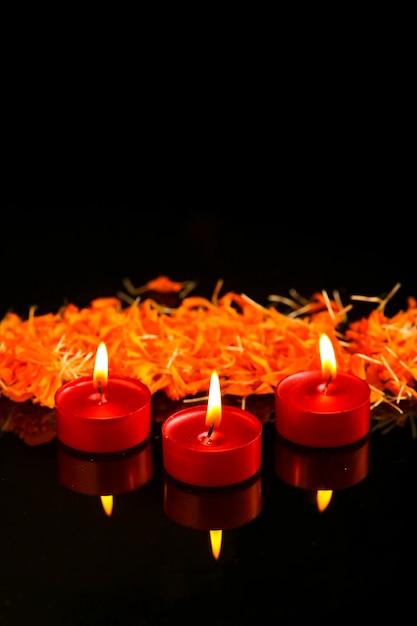 Индийский фестиваль дивали, свеча на темноте