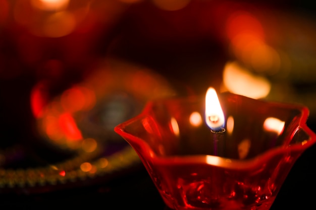 Индийский фестиваль Дивали, красочные масляные лампы на темном фоне