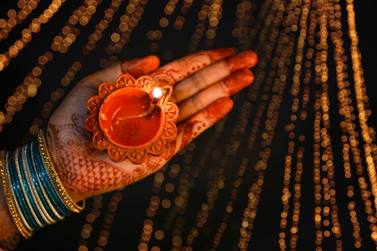 Photo indian festival diwali , decorative oil lamp in hand