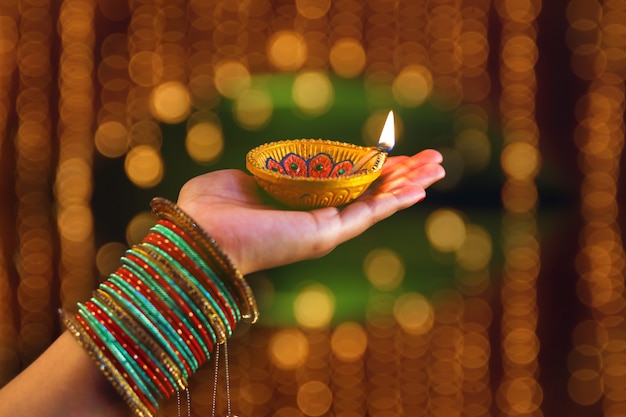 Photo indian festival diwali, lamp in hand